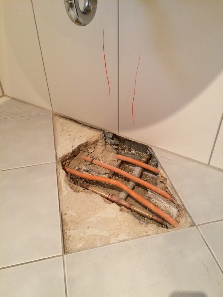 Badezimmer defekte Wasserleitung