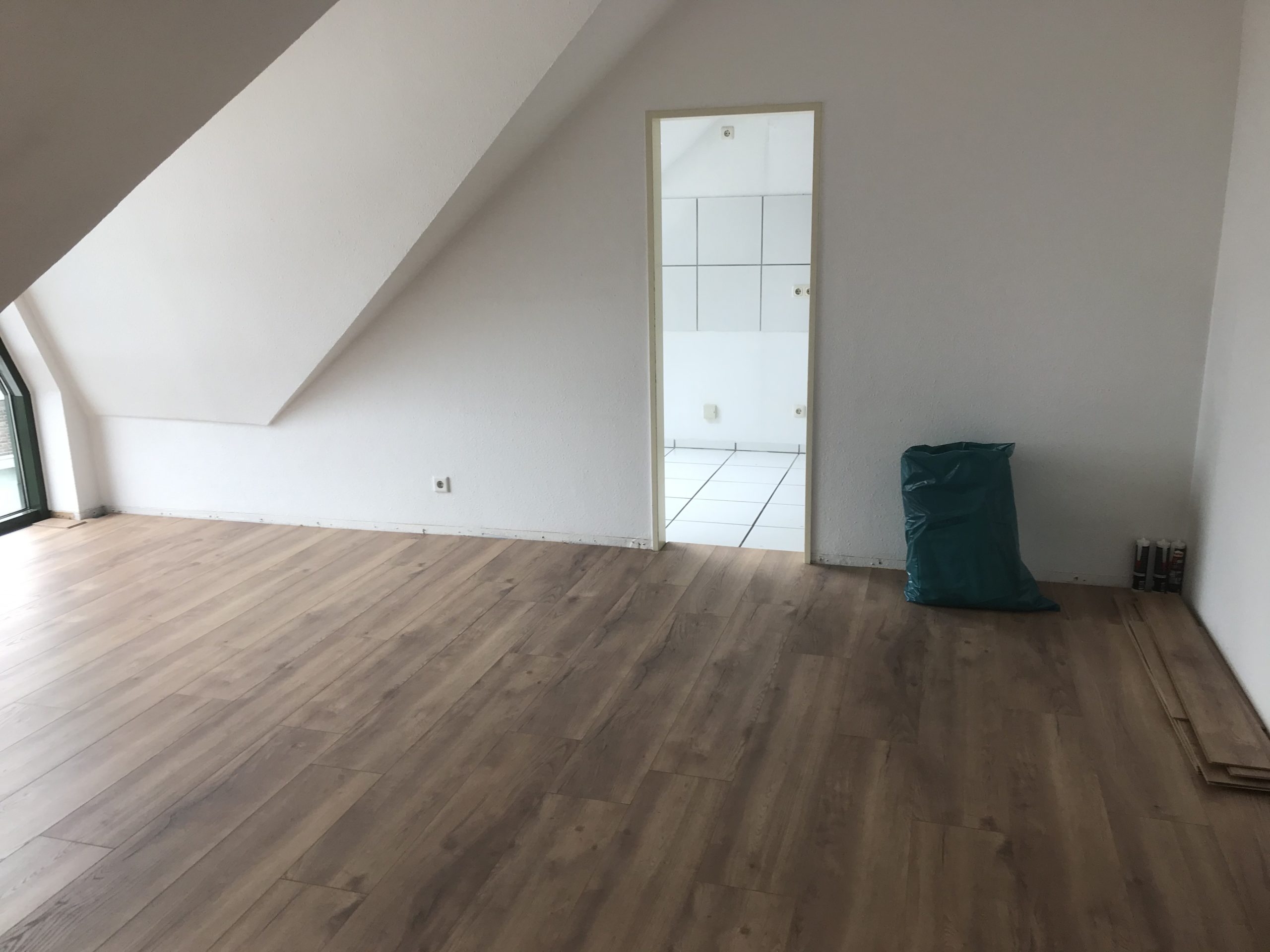 Laminat verlegen im Wohnzimmer